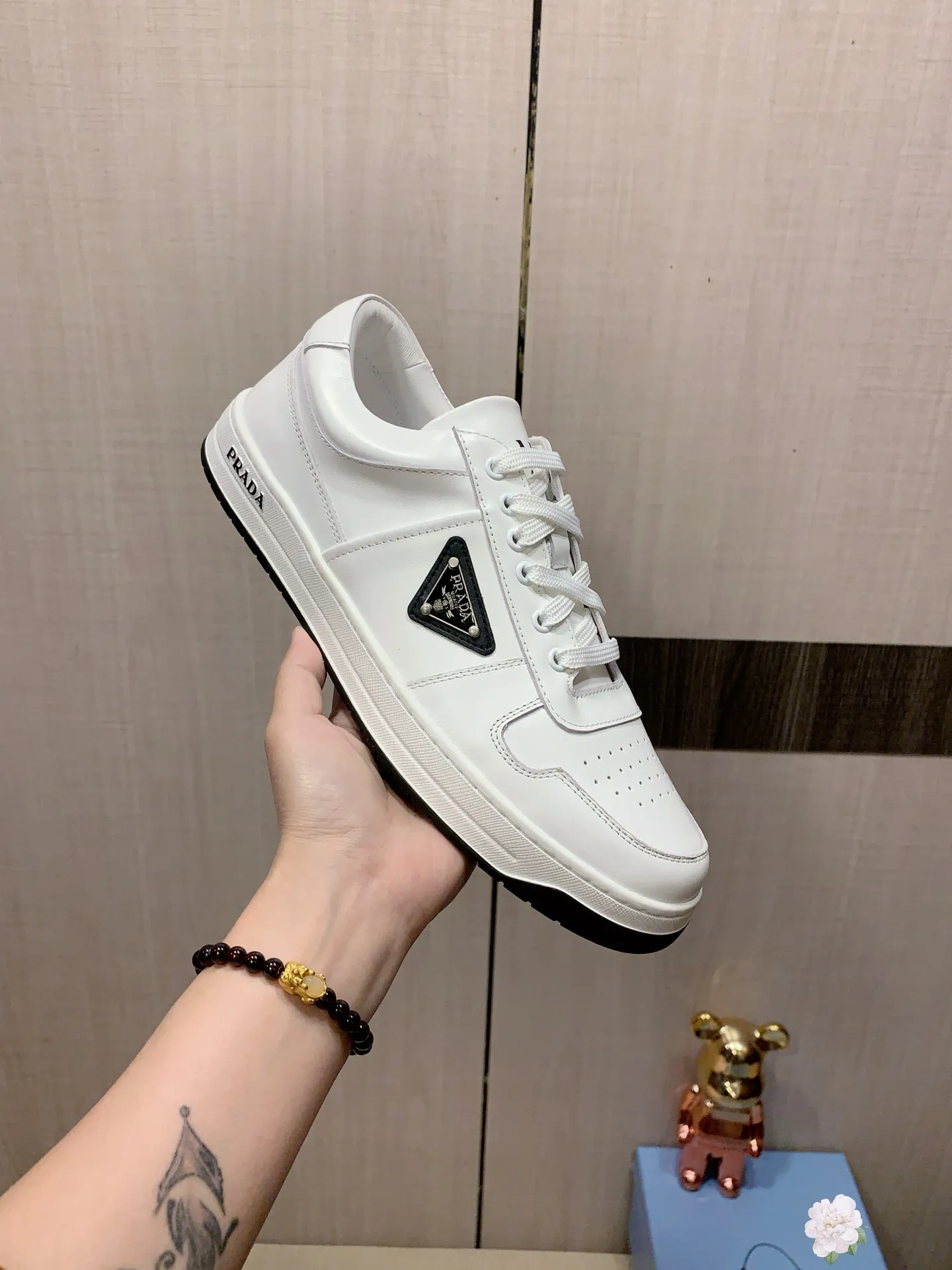 Men's Men's Shoes💰442💰💰🎩🎩[Lightning][Lightning] "PRADA*" The latest and most popular casual shoes, top brand [seduce] luxury ~ purchasing agency, top quality ~. [Strong] The upper is made of imported breathable cowhide material ➕ breathable sheepskin feet (•) with fine workmanship. The original stylish and stylish soft rubber wear-resistant and non-slip outsole is light and comfortable on the feet. The real thing looks better when photographed in real life. 226: code: 38-44, white and black 4️⃣ colors selected
